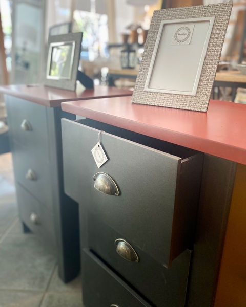 Mesa de madera en color negro