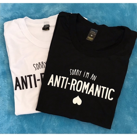 Camiseta Anti-Romantic “txt” em Algodão - (ESTOQUE BRASIL)
