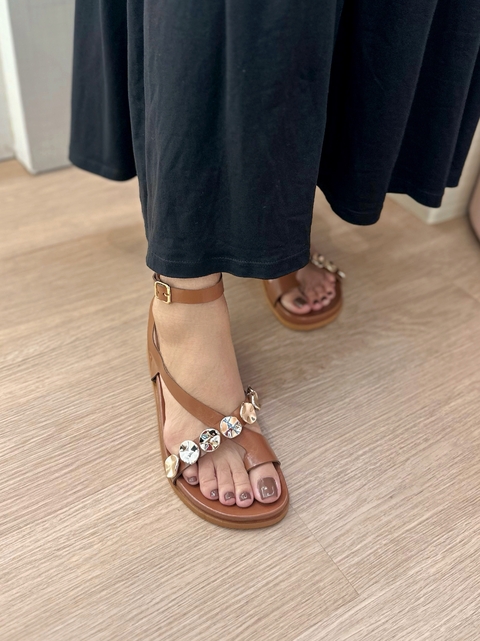 Papete CATARINA na cor CARAMELO com aplicações OURO - comprar online