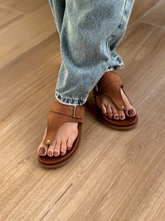 Papete Elisa na cor CARAMELO com cabedal de Camurça na internet