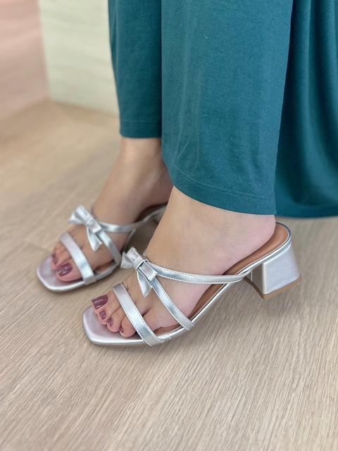 Salto JAMILE (FORMA PEQUENA) na cor PRATA com detalhe laço 4,5 de BLOCO