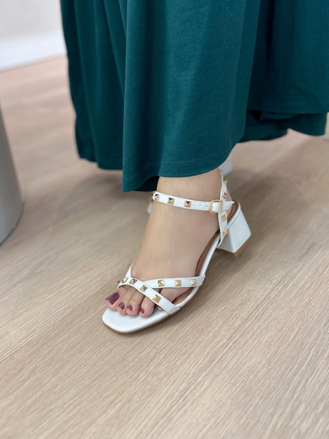 Salto POLIANA na cor OFF com aplicações