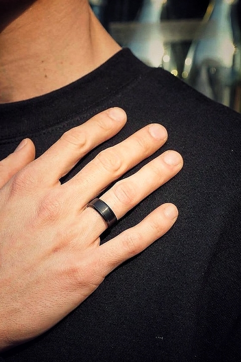 Anillo total black acero quirúrgico