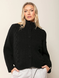 Casaco com tecimento em tranças e fechamento frontal em botões Biamar 11836 na internet