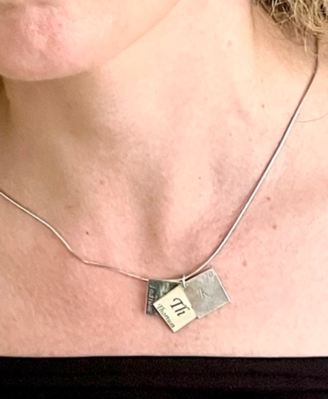 Colar ThInK (tabela periódica) prateado