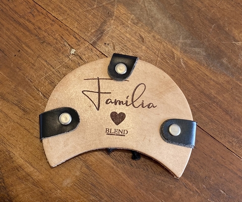 Tapa erva em couro - Família