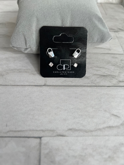 Conjunto de brincos cadeado e zircônia.