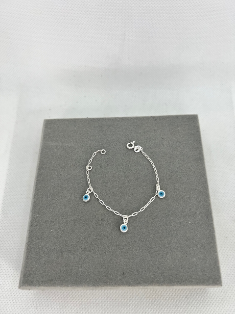 Pulseira para bebê com olho grego pendurado .