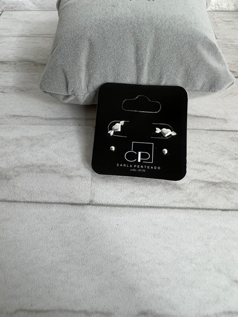 Conjunto de brincos coração flechado e bolinha .