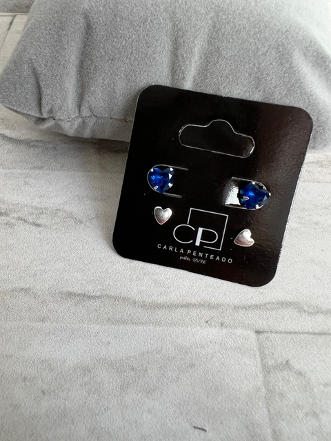 conjunto de brincos coração azul marinho e coraçãozinho .