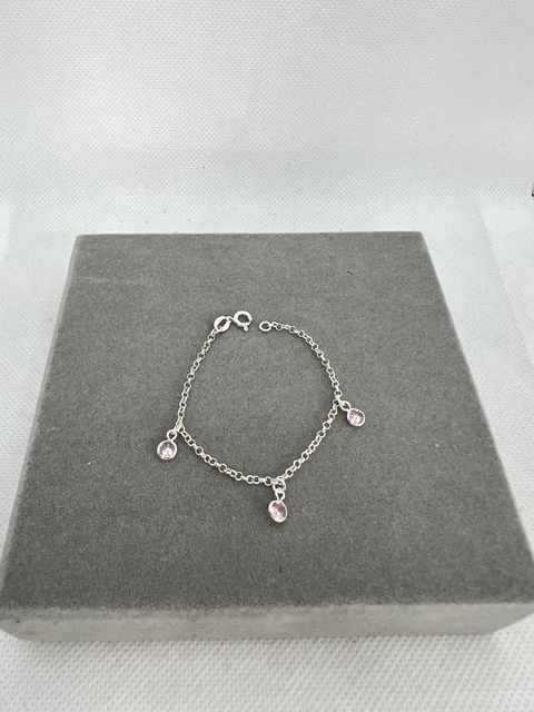 Pulseira para bebê com zircônias rosa.