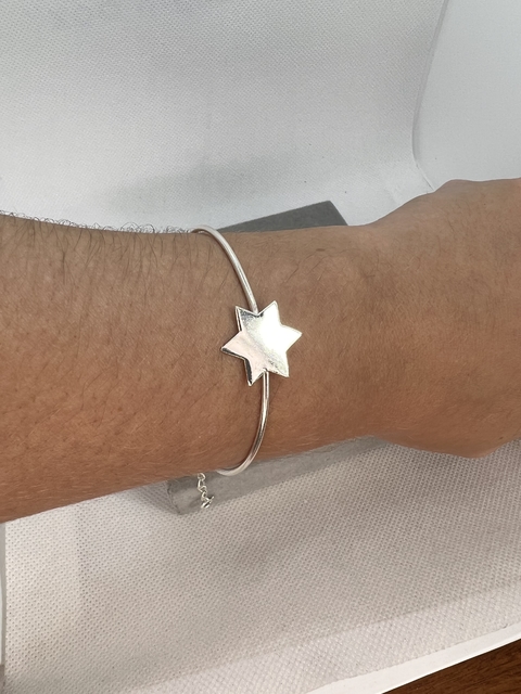 Bracelete estrela ajustável.