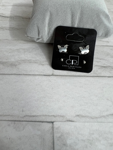 Conjunto de brincos borboleta modelo chapa e bolinha.