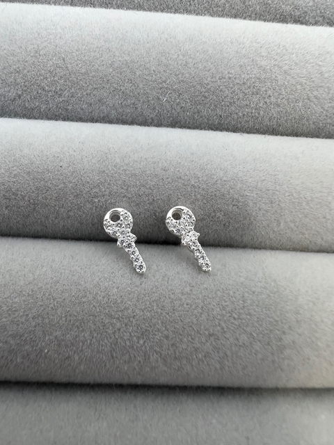 Brinco mini chave toda cravejada de zircônias.