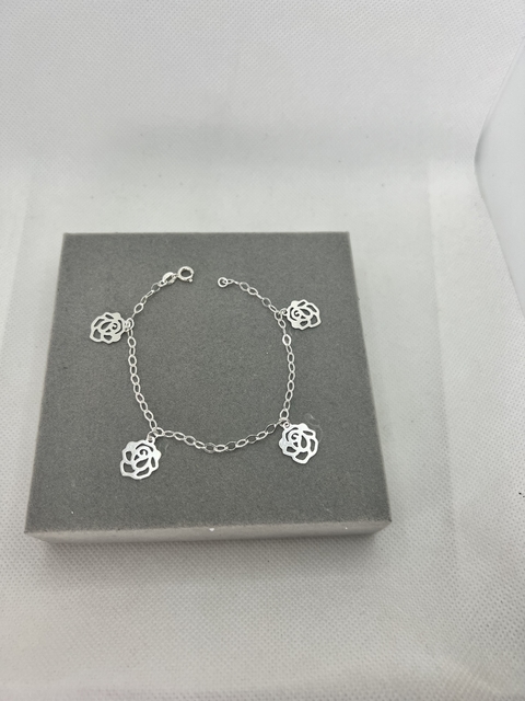 Pulseira rosas penduradas.