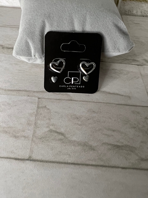 Conjunto de brincos corações.