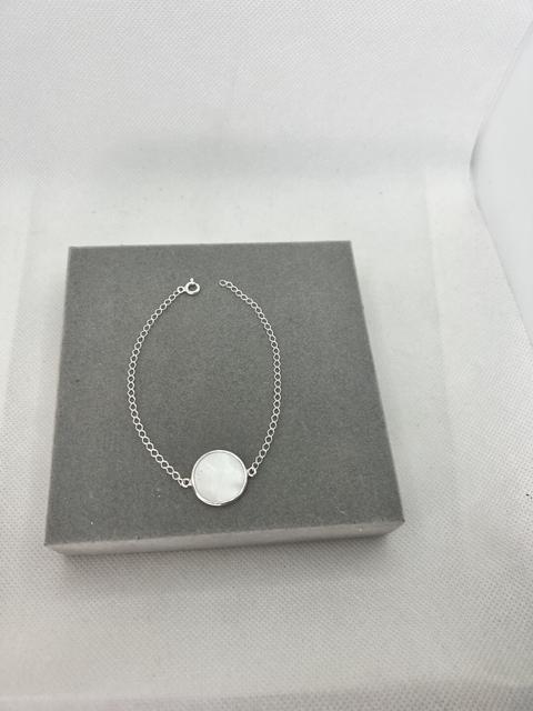 Pulseira círculo madrepérola regulável.