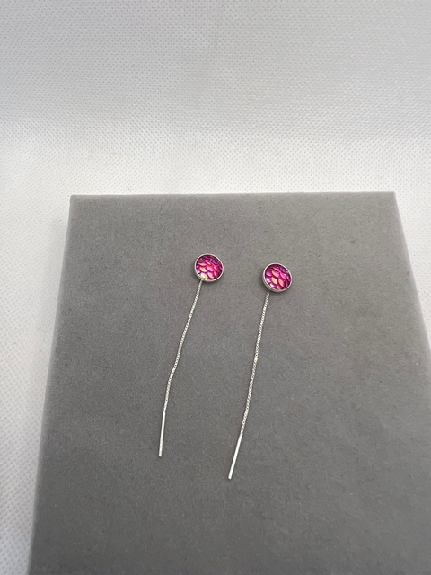 Brinco fio escama rosa .