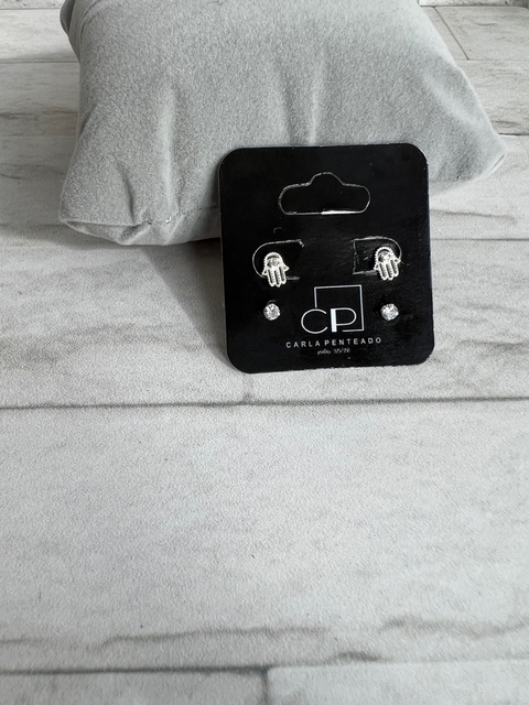 Conjunto de brincos mão de Hamsá e zircônia.