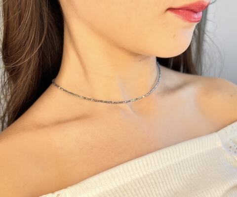 Colar choker cristais cinza .