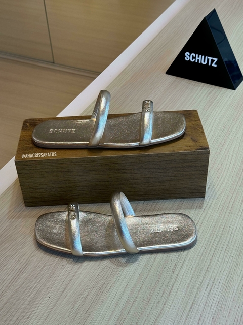 Schutz Flat Dourada Logo Metal Rasteira S22110 0007 0004U
