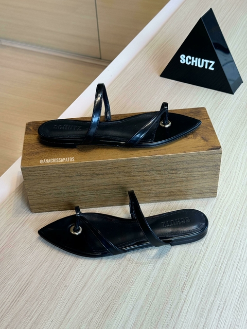 Schutz Flat Bico Folha alça dedo Preto Rasteira S20571 0134 0003U