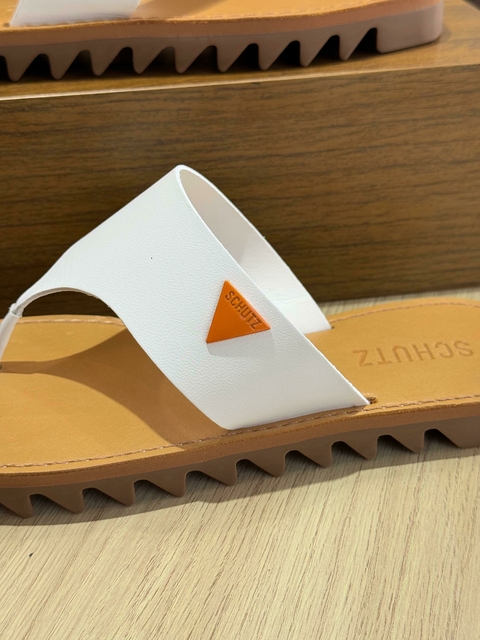 Schutz Flat Rasteira Tratorada Couro Branco Off / Laranja Logo - comprar online