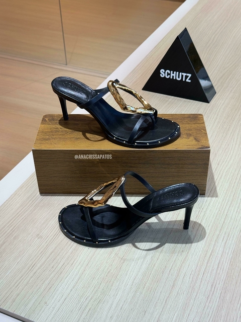 Schutz Sandália Preta Couro Logo Metal