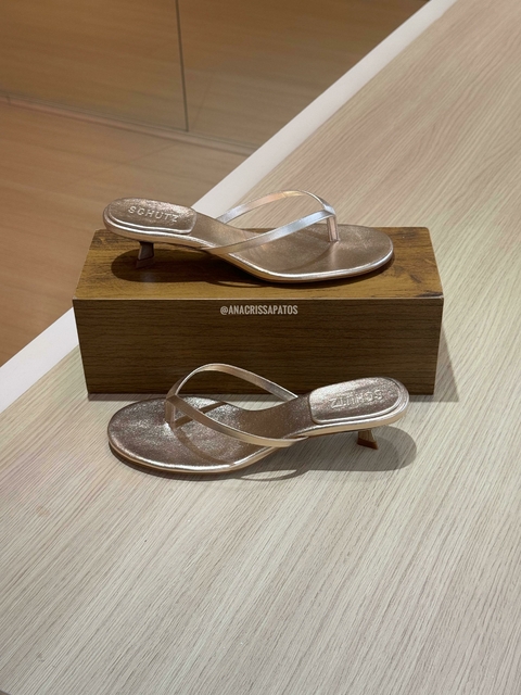 Schutz Thong Sandal Salto Fino Baixo Couro Dourado