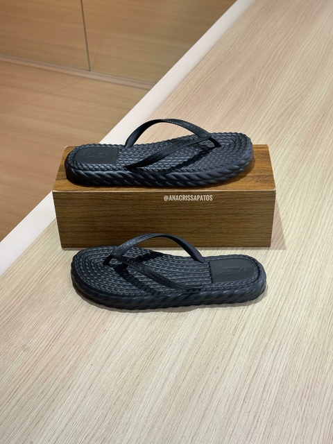 Brizza Arezzo Chinelo Tiras Flex EVA Preto
