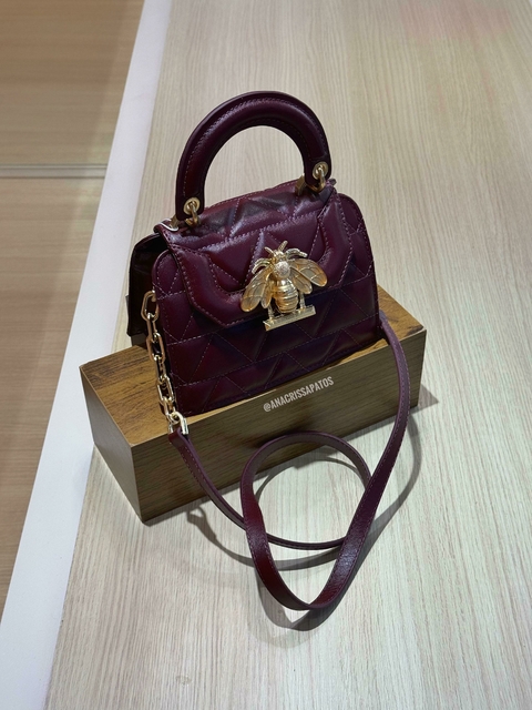 Schutz Bag Família Believe Matelassê Vinho Couro Bolsa Abelha - comprar online