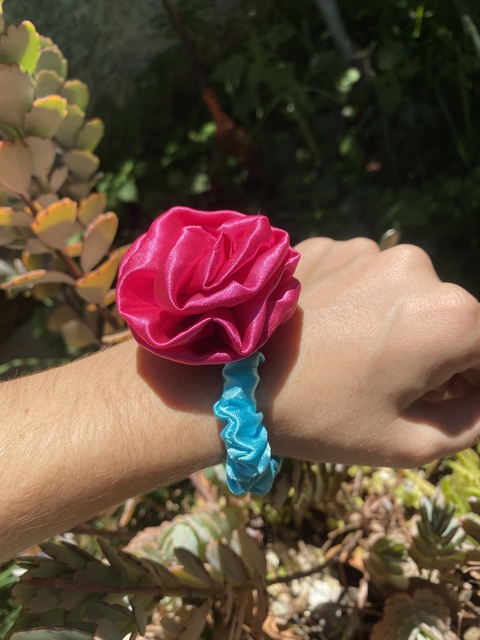 Scrunchie / xuxinha com rosa “tiffany”