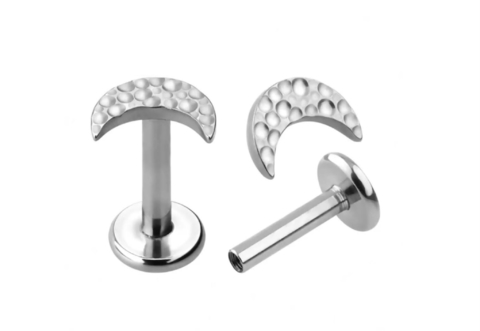 Labret titânio lua martelada 8mm, rosca interna.