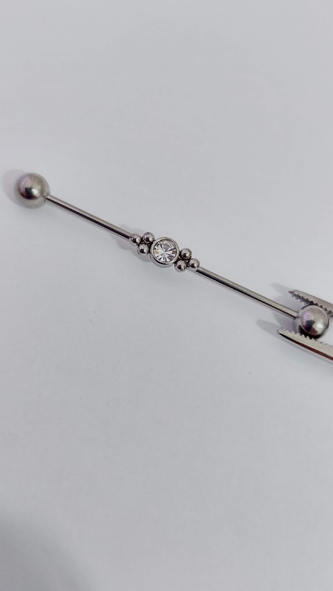 Barbell aço cirúrgico 38mm. Pedras strass.