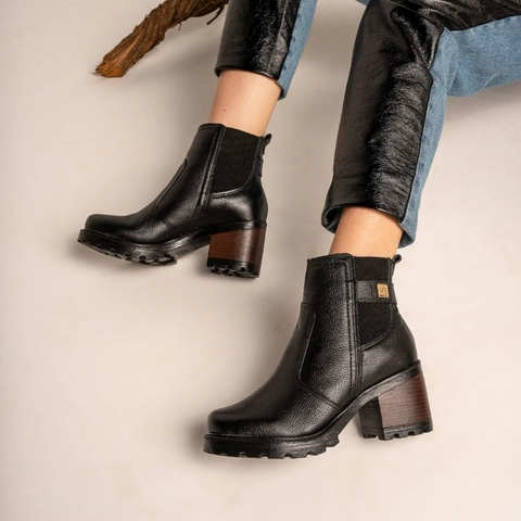 BOTA PEGADA FEMININA EM COURO LEGITIMO - 281309