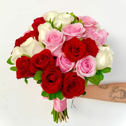 BUQUÊ DE NOIVA COM ROSAS SELECIONADAS