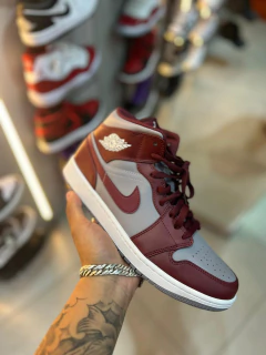 Tenis Air Jordan 1 Mid Grey/Wine - comprar online