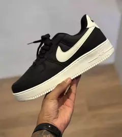 AIR FORCE 1 BLACK IN WHITE