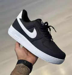 AIR FORCE 1 BLACK IN WHITE na internet