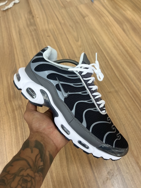 Nike tn cinza metalico