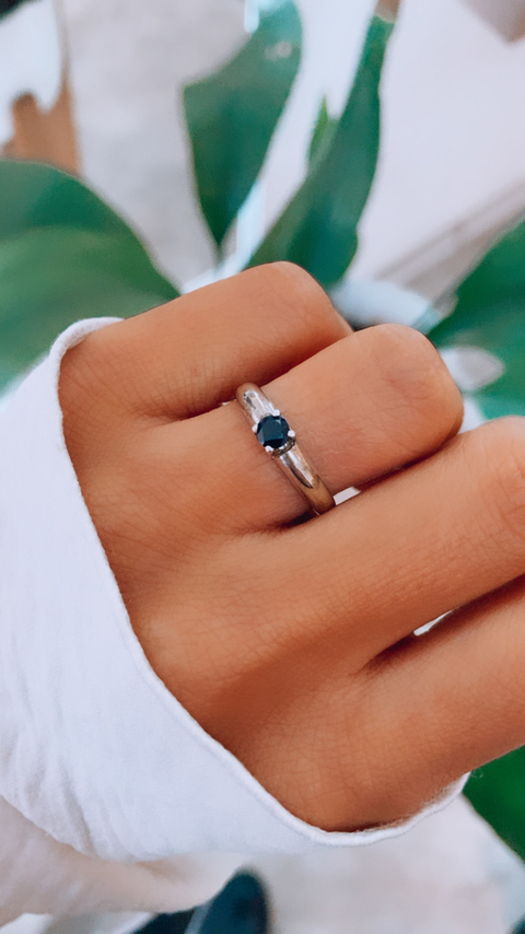 anillo solitario azul