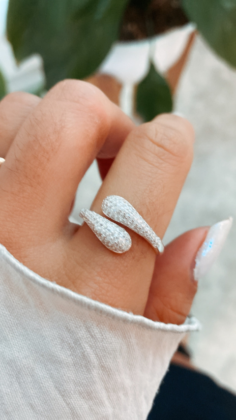 Anillo abrazo en pavé