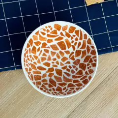 Bowl off white com estampa divertida de padronagem de girafa na cor marrom, visto de cima.