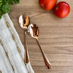 Talheres para Salada na cor rosê visto de cima. Super estiloso