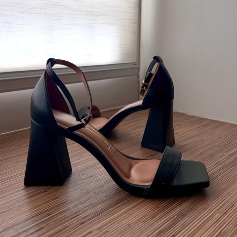 Sandália Preta com Salto Geométrico - comprar online