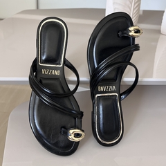 Rasteira Preta com Pingente na internet