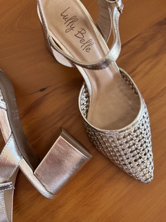 Scarpin Lully Belle Rafia Dourado na internet