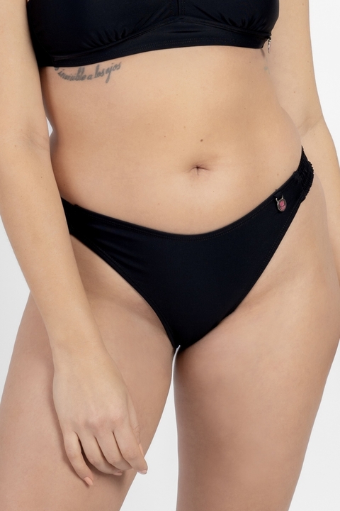 Bombacha Less. Volcada c/frunce en los costados. Lycra. NEGRO (1038)