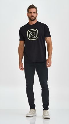 CAMISA TXC MASCULINA REGULAR MALHA PRETA LOGO ESTAMPADA - SELARIA GUIMARÃES