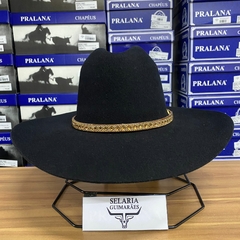 BANDINHA PARA CHAPÉU DOURADA PEDRARIA STRASS COURO LEGITIMO - SELARIA GUIMARÃES